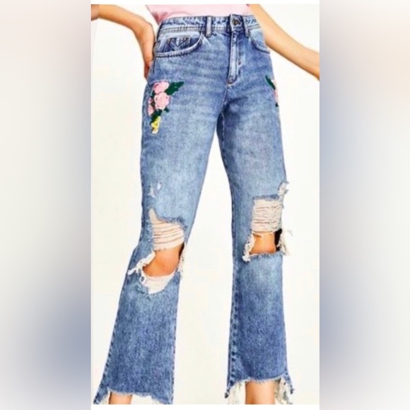 Zara floral embroidered distressed raw hem cropped ankle flares. Size 4 - Picture 1 of 9